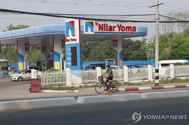 미얀마 주유소 (양곤 EPA=연합뉴스) 4일(현지시간) 미얀마 최대 도시인 양곤의 한 주유소