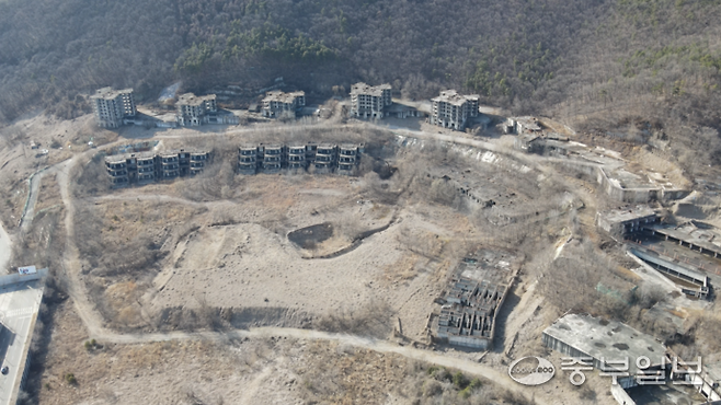16만 평 규모의 부지에 공사가 멈춘 채 방치되고 있는 또 다른 리조트형 콘도 단지 모습. 배상일 기자
