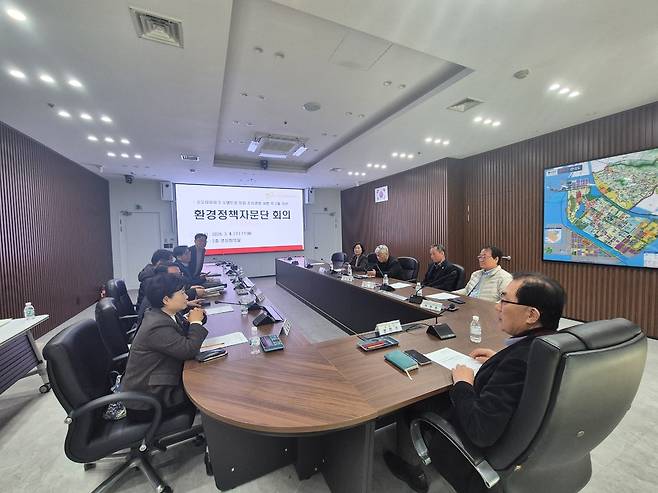 지난 4일 열린 송도유원지 테마파크 조성사업 부지 오염토양 정화 촉구'를 위한 환경정책자문단 회의 현장