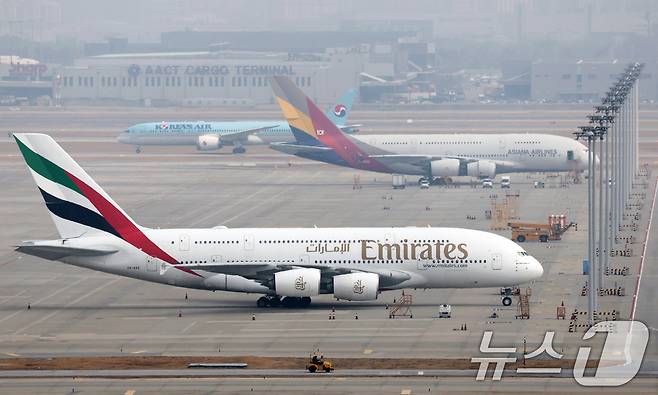 미국과 이스라엘의 이란 공습과 이에 맞선 이란의 보복으로 중동 하늘길이 사실상 마비된 가운데 5일 인천국제공항에 에미레이트 항공 여객기가 계류돼 있다. 2026.3.5 ⓒ 뉴스1 오대일 기자