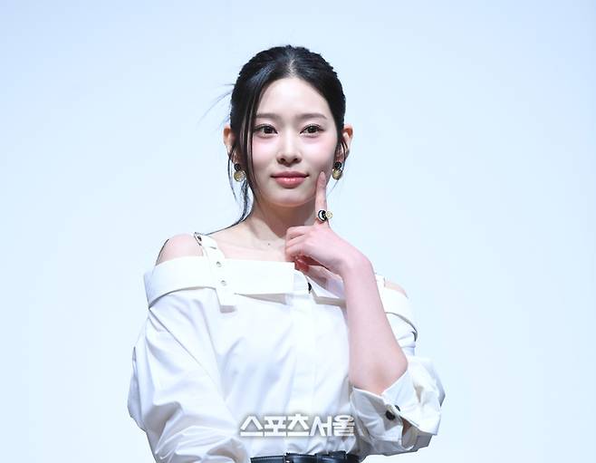 김민주가 18일 서울 동대문 DDP 아트홀에서 열린 ‘크리스챤 디올:디자이너 오브 드림스’ 전시 포토콜 행사에서 포즈를 취하고 있다. 최승섭기자 thunder@sportsseoul.com
