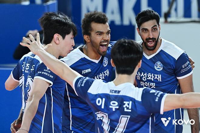 삼성화재 선수들이 KB손해보험전에서 환호하고 있다. 사진 | 한국배구연맹