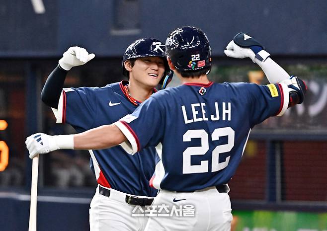 WBC 대한민국 야구대표팀의 김도영(왼쪽)이 3일 일본 오사카 교세라돔에서 열리는 오릭스 버팔로스와 연습경기 2회초 2사 1-3루 상황에서 오릭스 선발 가타야마를 상대로 3점 홈런을 치고 이정후와 함께 세리머니를 하고 있다. 오사카 | 박진업 기자 upandup@sportsseoul.com