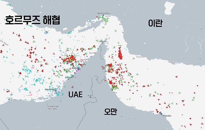 선박이동 정보를 실시간 제공하는 마린트래픽(MarineTraffic) 지도에 3월 5일 오전 11시 호르무즈 해협 상황. 이동하는 배들이 표시되어야 할 빨간 화살표 이동은 거의 없고, 해협에 움직이지 않고 정박된 배들(빨간 점)이 모여 있다. / 마린트래픽