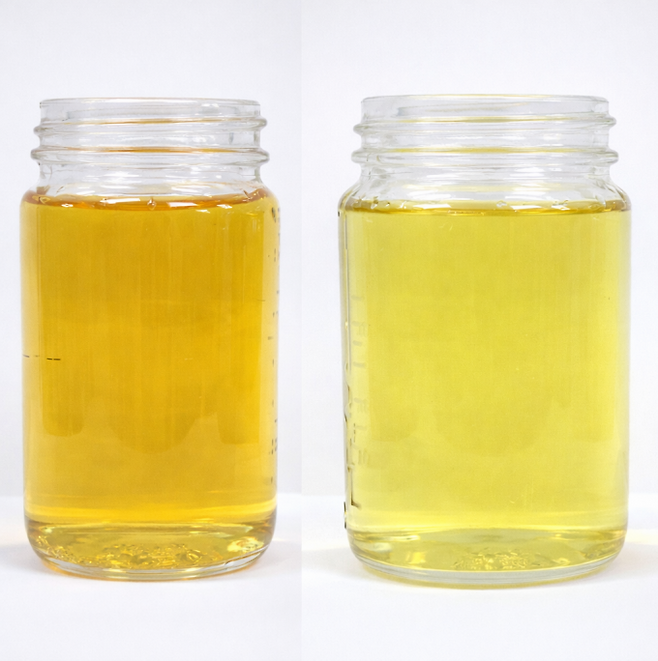 폐플라스틱을 열분해해 얻은 열분해유(왼쪽)와 여기에 합성유를 5대 5로 섞어 윤활유 원료로 만든 블렌딩유(오른쪽). 블렌딩유는 산업용 기어 윤활유 원료 규격을 충족했다. 생기원 제공