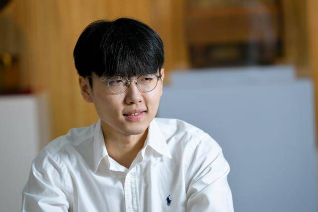 신진서 9단이 지난달 27일 서울 성동구 한국기원에서 한국일보와 인터뷰를 하고 있다. 신 9단은 "예전엔 '지면 죽는 것'이란 생각으로 대국에 임했는데 그렇게 하면 오래 버티기 힘들 것 같다"며 "'흘러간 바둑은 흘러간 바둑'이라고 생각하는 연습을 하고 있다"고 말했다. 올해 스물여섯인 신 9단은 서른다섯까지 세계대회에서 우승하기를 꿈꾼다. 임지훈 인턴기자