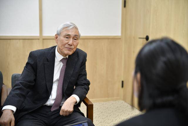 조훈현 국수(國手)가 지난달 28일 '제1회 조훈현배 전국 학생바둑대회'가 열린 전남 영암에서 한국일보와 인터뷰하고 있다. 조 국수는 "인공지능(AI)을 인간이 이길 수 없다는 것을 인정해야 한다"면서도 "자신이 둔 수에 책임을 져야 한다는 것 등 바둑의 본질은 변하지 않았다"고 강조했다. 한국기원 제공