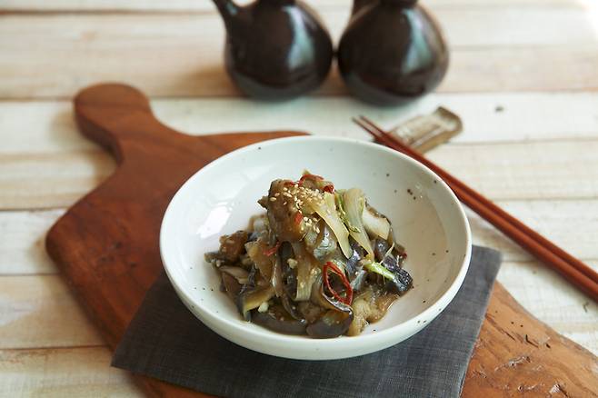 한국인에게 가장 부족한 채소는 가지처럼 보라색을 띤 채소다. 가지는 한국인이 가장 싫어하는 채소로 꼽힌다. 사진은 가지 반찬.