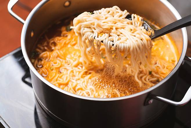 한국인의 하루 나트륨 섭취량은 꾸준히 감소하고 있다. 사진은 나트륨 함량이 높은 라면.