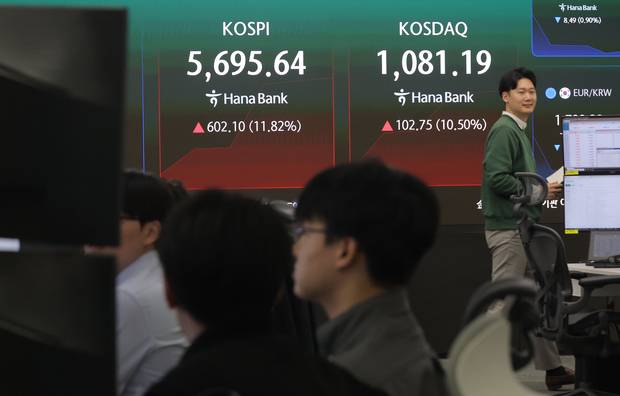 코스피가 장 초반 급등해 매수 사이드카가 발동한 5일 오전 서울 중구 하나은행 본점 딜링룸에서 딜러가 업무를 보고 있다. 연합뉴스