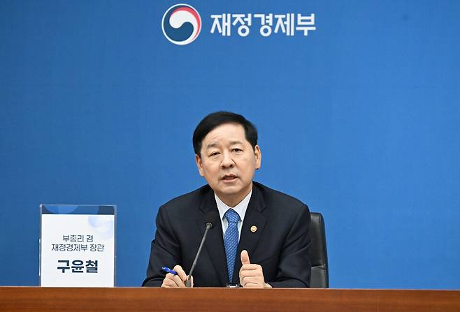 5일 구윤철 부총리 겸 재정경제부 장관(사진)은 중동 사태로 일부 석유류 가격의 과도하게 인상된 데 대해 "행정조치를 활용해 철저히 대응하겠다"고 밝혔다. ⓒ연합뉴스