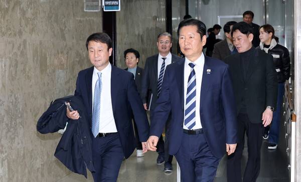 더불어민주당 정청래 대표와 한병도 원내대표가 22일 국회에서 열린 의원총회에 참석하고 있다. 민주당은 이날 의총을 통해 정부가 당의 의견을 수렴해 마련한 중수청·공소청 설치법 수정안을 당론으로 채택했다. 2026.2.22. 연합뉴스