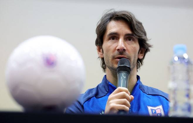 6일 경기도 파주시 축구 국가대표 트레이닝센터(NFC)에서 열린 파주 프런티어 FC 홈 개막전 기자 간담회에서 제라드 누스 감독이 취재진 질문에 답하고 있다. 사진=뉴시스