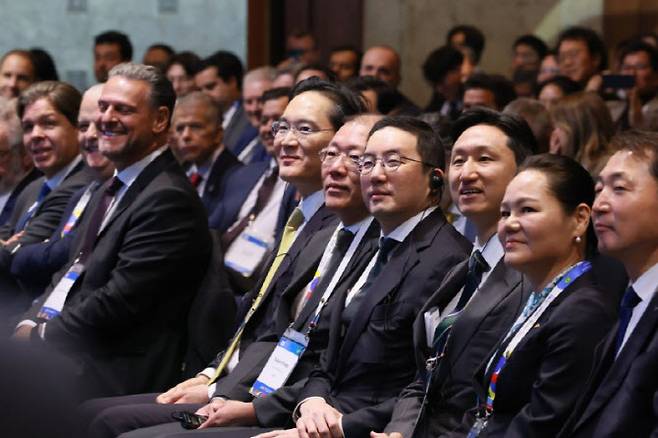 이재용 삼성전자 회장, 정의선 현대자동차그룹 회장, 구광모 LG 회장, 정기선 HD현대 회장이 23일 서울 소공동 롯데호텔에서 열린 한브라질 비즈니스 포럼에 참석해 루이스 이나시우 룰라 다 시우바 브라질 대통령의 기조강연을 경청하고 있다.(사진=한국경제인협회 제공)