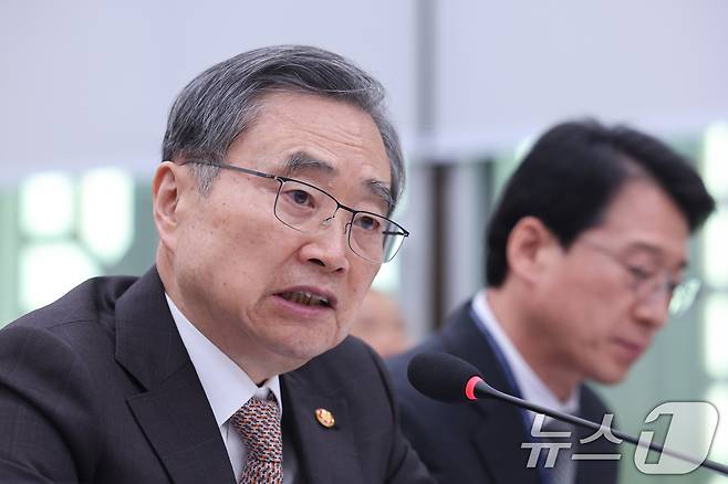 조현 외교부 장관이 6일 서울 여의도 국회에서 열린 외교통일위원회 전체회의에서 중동 상황 관련 의원 질의에 답변하고 있다. 2026.3.6 ⓒ 뉴스1 신웅수 기자