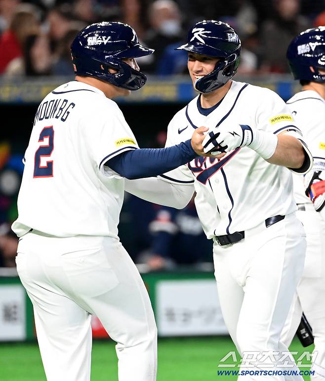 5일 일본 도쿄돔에서 열린 WBC(월드베이스볼클래식) 한국과 체코의 경기. 5회말 1사 1루 위트컴이 2점홈런을 치고 문보경과 기뻐하고 있다. 도쿄(일본)=허상욱 기자wook@sportschosun.com/2026.03.05/