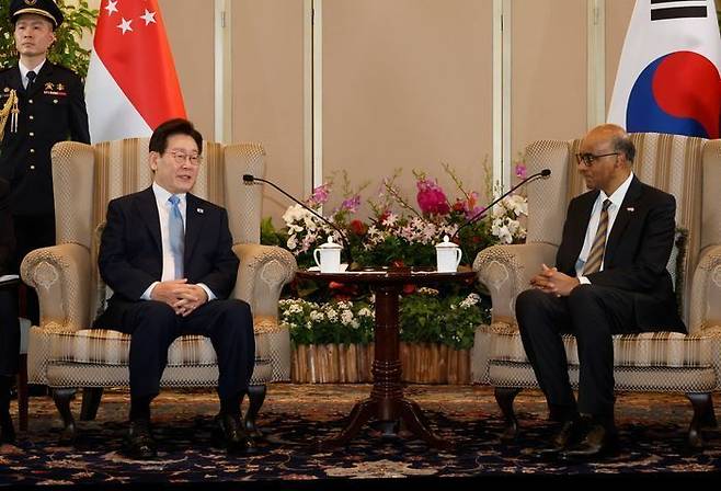 싱가포르를 국빈 방문 중인 이재명 대통령이 2일(현지 시간) 싱가포르 외교부에서 타르만 샨무가라트남 대통령과 면담을 하고 있다. ⓒ뉴시스