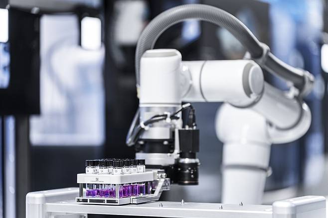 로봇 팔은 24시간 동안 한 치의 오차 없이 재료를 섞고, 걸러내며 실험을 한다. 엑스탈파이 제공