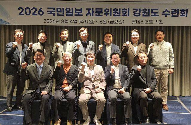 국민일보자문위원들이 4일 강원도 속초 롯데리조트에서 회의를 마친 뒤 기념촬영을 하고 있다. 뒷줄 왼쪽부터 시계방향으로 김하나 김근영 전창희 임병선 안광복 최병락 허요환 천영태 이웅천 목사, 조민제 국민일보 회장, 김병삼 국명호 목사.