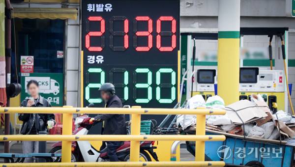 미국과 이스라엘의 이란 공습 여파로 국제유가 급등하면서 국내 주유소 휘발유와 경유 가격이 가파르게 상승하고 있는 가운데 5일 인천의 한 주유소에 유류 가격이 표시돼 있다. 조병석기자