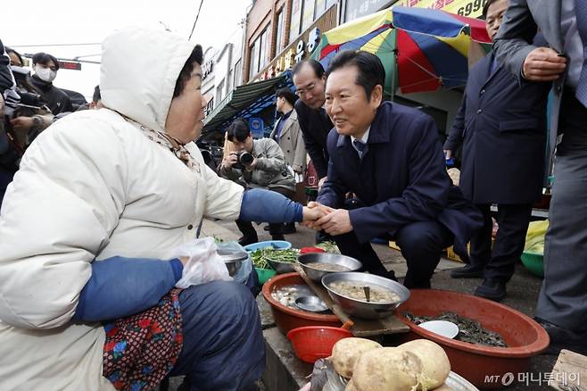 (영광=뉴스1) 김태성 기자 = 정청래 더불어민주당 대표가 6일 전남 영광군 영광터미널시장을 방문해 상인들과 인사를 나누고 있다. 2026.3.6/뉴스1 Copyright (C) 뉴스1. All rights reserved. 무단 전재 및 재배포, AI학습 이용 금지. /사진=(영광=뉴스1) 김태성 기자
