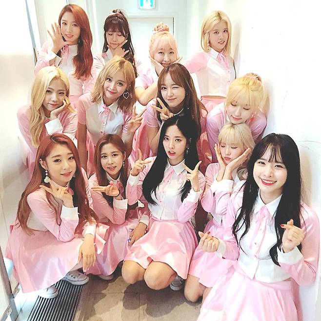 정규 1집 '해피 모멘트'의 타이틀곡 '해피' 활동 당시 우주소녀 모습. 우주소녀 공식 트위터
