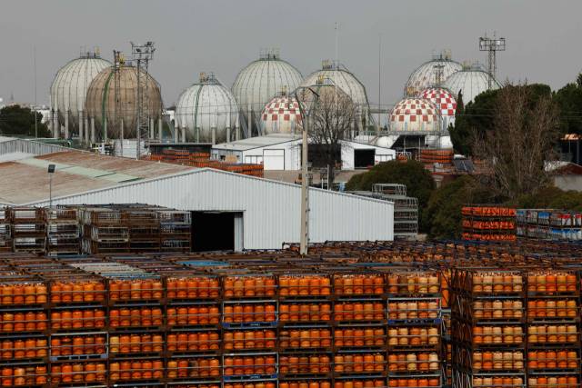 ▲5일(현지시간) 스페인 마드리드 인근 핀토의 액화석유가스(LPG) 공장 저장 탱크 근처에 가스통이 쌓여 있다. ⓒAFP=연합뉴스