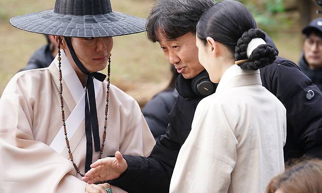 영화 ‘왕과 사는 남자’ 촬영장에서 장항준 감독