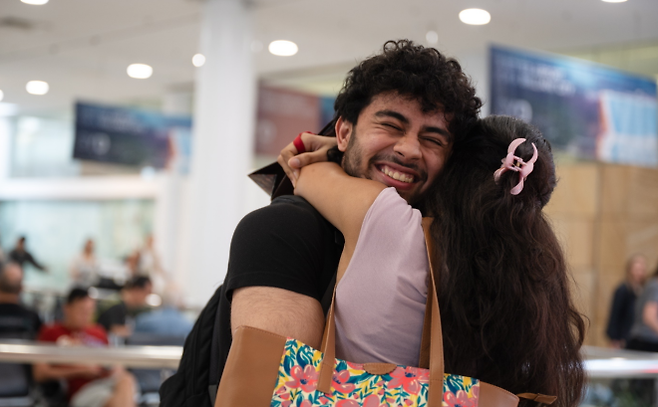 6일 아부다비에서 출발한 항공편의 승객들이 호주 시드니의 시드니 국제공항에 도착해 가족과 재회하며 환하게 웃고 있다. 미국과 이스라엘의 이란 공습으로 인해 중동 지역의 영공이 폐쇄되면서 약 10만 명의 호주인이 중동에 발이 묶였다. 시드니 EPA 연합뉴스