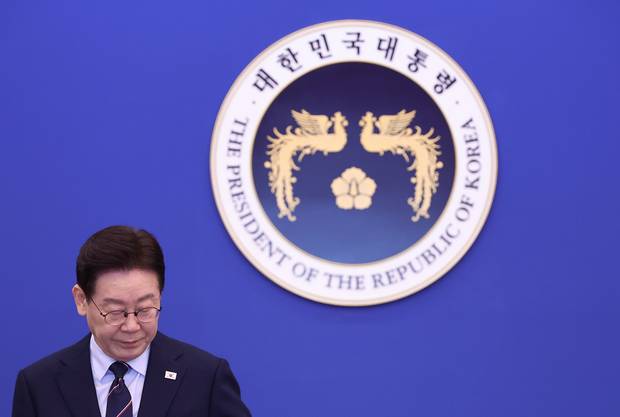 이재명 대통령이 6일 청와대에서 열린 수석보좌관회의에서 국민의례를 마친 후 착석하고 있다. 연합뉴스