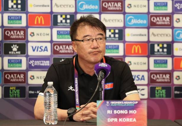 리성호 북한 여자 축구대표팀 감독. /사진=AFC 공식 홈페이지 갈무리