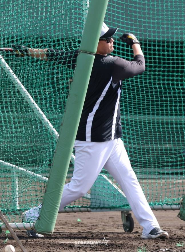 KT 장성우가 지난달 26일 일본 오키나와현 우루마 구시카와 야구장에서 열린 2026 KT 스프링캠프에서 타격 훈련을 하고 있다. /사진=김진경 대기자