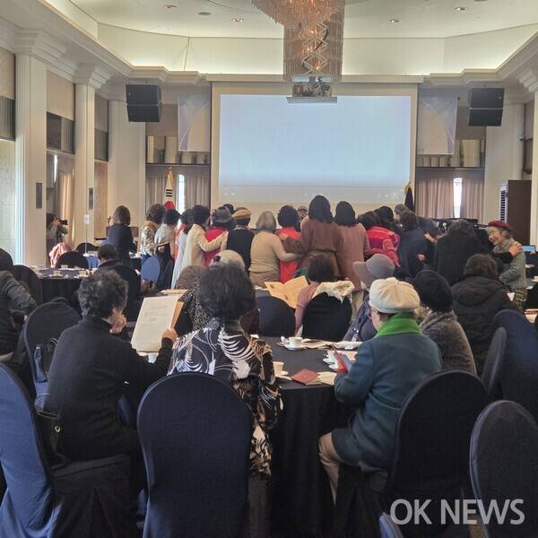 25일 서울 프레스센터에서 열림 한국여성문학인회 모임에 많은 여성 문인들이 참석했다. 사진=김왕식 기자