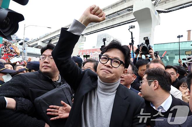 한동훈 전 국민의힘 대표가 지난 2월27일 오후 대구 중구 서문시장을 찾아 지지자들을 향해 주먹을 쥐어 보이고 있다. 2026.2.27 ⓒ 뉴스1 공정식 기자