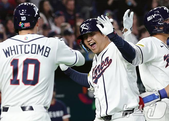 5일 오후 일본 도쿄돔에서 열린 2026 월드베이스볼클래식 C조 1차전 대한민국과 체코의 경기. 대한민국의 1회말 공격 1사 만루상황때 문보경이 만루홈런을 친 뒤 동료들과 기쁨을 나누고 있다. 2026.3.5 ⓒ 뉴스1 구윤성 기자