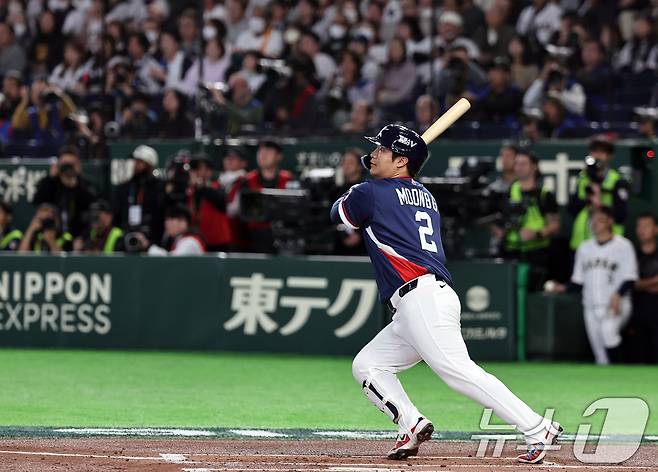 7일 오후 일본 도쿄돔에서 열린 2026 월드베이스볼클래식 C조 조별리그 대한민국과 일본의 경기. 대한민국 문보경이 1회초 2사 1,2루때 2타점 2루타를 치고 있다. 2026.3.7 ⓒ 뉴스1 구윤성 기자