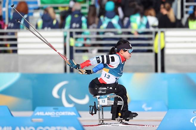 김윤지가 7일(한국시간) 이탈리아 테세로 크로스컨트리 스타디움에서 열린 2026 밀라노·코르티나 동계패럴림픽 바이애슬론 여자 스프린트 좌식 7.5㎞ 레이스를 펼치고 있다. 사진 | 대한장애인체육회