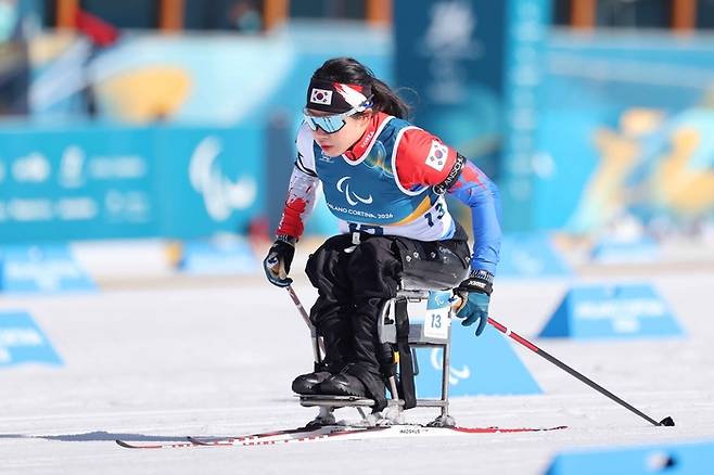 김윤지가 7일(한국시간) 이탈리아 테세로 크로스컨트리 스타디움에서 열린 2026 밀라노·코르티나 동계패럴림픽 바이애슬론 여자 스프린트 좌식 7.5㎞ 레이스를 펼치고 있다. 사진 | 대한장애인체육회