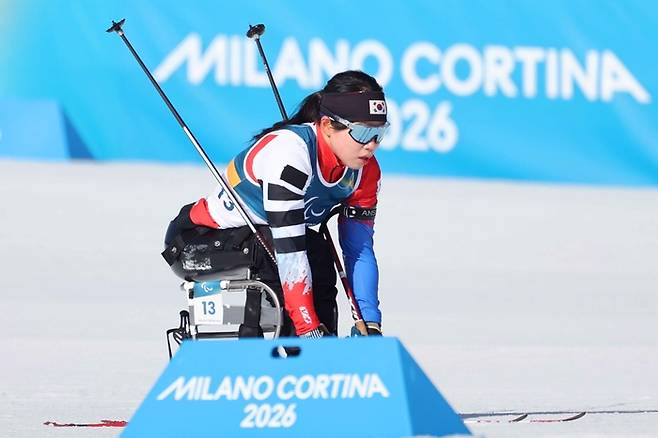 김윤지가 7일(한국시간) 이탈리아 테세로 크로스컨트리 스타디움에서 열린 2026 밀라노·코르티나 동계패럴림픽 바이애슬론 여자 스프린트 좌식 7.5㎞ 레이스를 펼치고 있다. 사진 | 대한장애인체육회