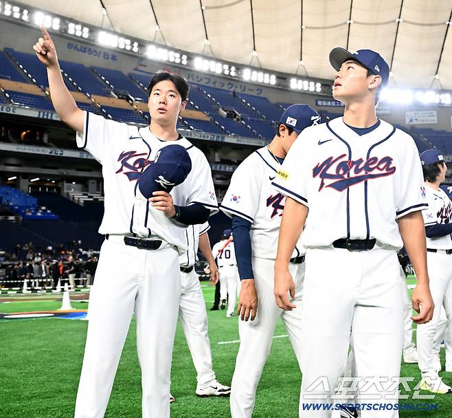 4일 일본 도쿄돔에서 열린 WBC(월드베이스볼클래식) 한국 대표팀의 공식훈련. 훈련 전 김영규와 김주원이 이야기를 나누고 있다. 도쿄(일본)=허상욱 기자wook@sportschosun.com/2026.03.04/