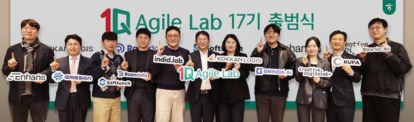 하나은행은 지난 5일 을지로 하나은행 본점에서 유망 스타트업을 발굴해 육성하는 스타트업 성장 지원 프로그램 '하나원큐 애자일랩 17기' 출범식을 갖고, 은행 서비스에 스타트업의 디지털 역량을 접목하는 '기술 상용화 프로젝트' 착수를 위한 전략적 파트너십을 구축했다. 이날 출범식에 참석한 엄태성 하나은행 AI디지털혁신그룹 상무(사진 가운데)가 하나원큐 애자일랩 17기에 선발된 스타트업 대표들과 기념촬영을 하고 있다. ⓒ하나은행