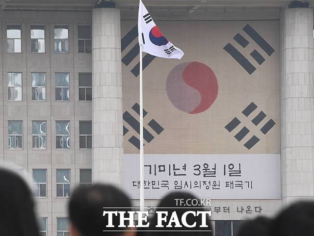 6일 오전 임시의정원 태극기를 본뜬 현수막이 서울 영등포구 국회의사당 앞에 걸려있다. 국회는 3·1절을 기념해 해당 태극기를 게시했다.