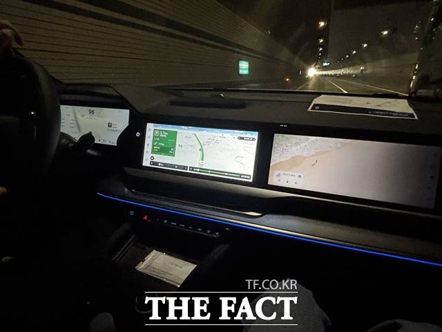 르노 필랑트 실내에 적용된 12.3인치 3개 디스플레이 기반 '오픈R 파노라마 스크린'. /황지향 기자