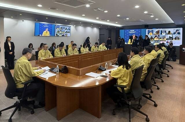 조 장관은 이날 오후 중동 지역 13개 공관이 참석한 재외국민보호대책본부 회의를 주재하고 "앞으로도 우리가 가진 외교력을 총동원해 현지에 발이 묶인 국민의 안전한 귀국을 위해 최선을 다해 노력하자"고 강조했다. /외교부