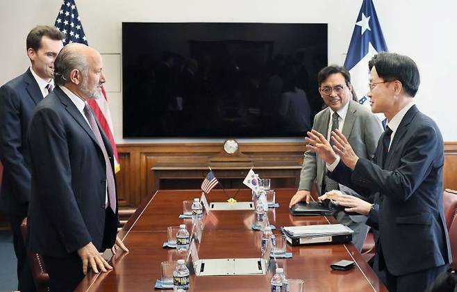 김정관 산업통상자원부 장관이 지난해 7월 미국 워싱턴 DC 상무부 회의실에서 하워드 러트닉 상무부 장관과 면담을 갖고, 한미 관세협상 진전과 산업 분야 협력 강화방안을 논의하고 있다. 연합뉴스.