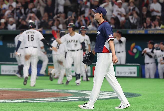 야구대표팀 김영규가 7일 일본 도쿄돔에서 열린 2026 세계야구클래식(WBC) 조별리그 C조 2차전 일본과 경기 7회말 2사 만루에서 요시다 마사타카에게 2타점 적시타를 맞은 뒤 아쉬워하고 있다. 도쿄/연합뉴스