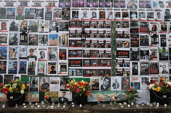 현지시간 5일 영국 런던의 한 벽면에 반정부 시위 중 사망한 이란 시위자들의 사진이 전시되어 있다. EPA=연합뉴스