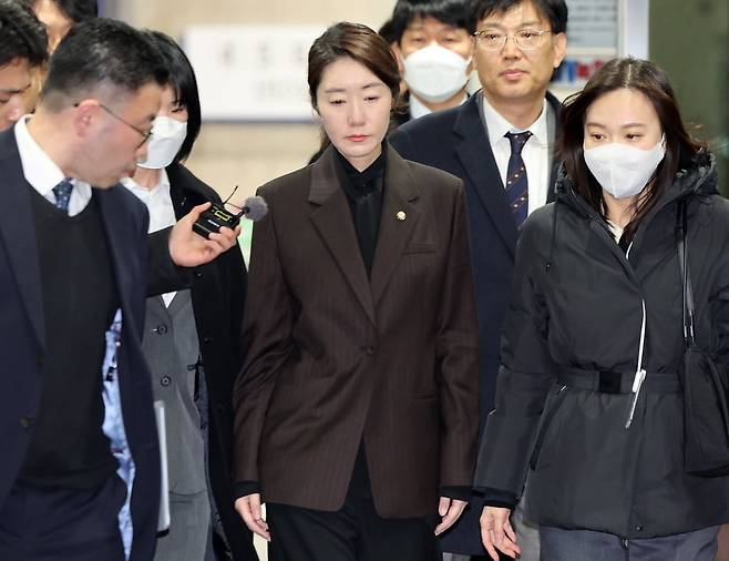 '1억 공천헌금' 의혹을 받는 강선우 무소속 의원이?3일 오후 서울 서초구 중앙지법에서 열린 구속 전 피의자 심문을 마친 뒤 법정을 나서고 있다. / 사진=뉴스1