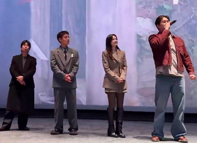 배우 유지태가 영화 ‘왕과 사는 남자’로 ‘천만 배우’ 반열에 오른 가운데, 무대 인사 현장에서 포착된 실물 체감이 온라인에서 화제를 모으고 있다. / 사진 = 온라인 커뮤니티 캡처