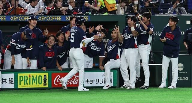 7일 일본 도쿄돔에서 열린 2026 WBC 조별리그 C조 2차전 대한민국과 일본의 경기. 1회초 무사 1, 3루 한국 이정후의 적시타로 홈을 밟은 김도영이 동료선수들과 하이파이브를 하고 있다. 사진=연합뉴스